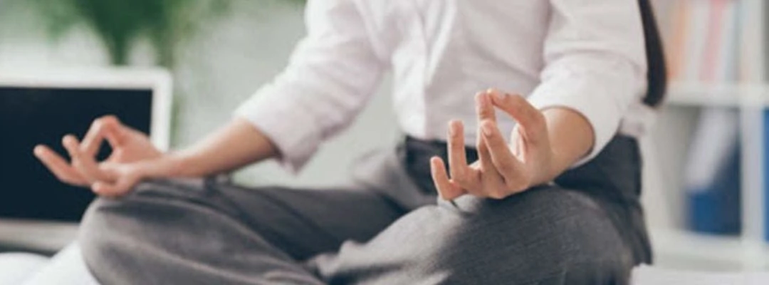 Yoga Assis : 5 exercices à réaliser au bureau 💼