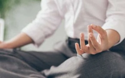 Yoga Assis : 5 exercices à réaliser au bureau 💼