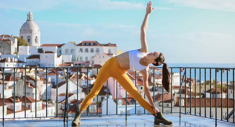 trikonasana posture du triangle au Portugal