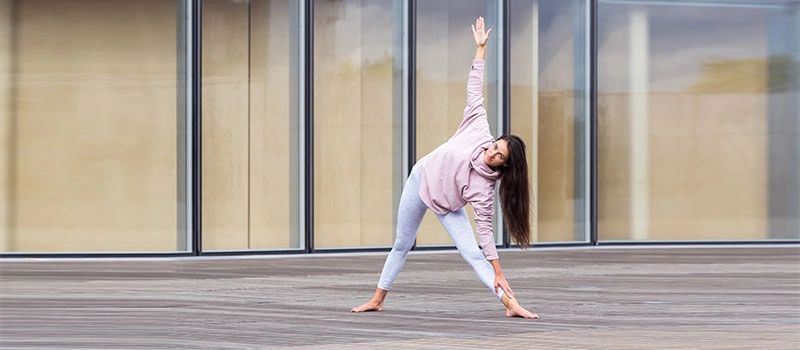 trikonasana ou posture du triange à la bnf paris