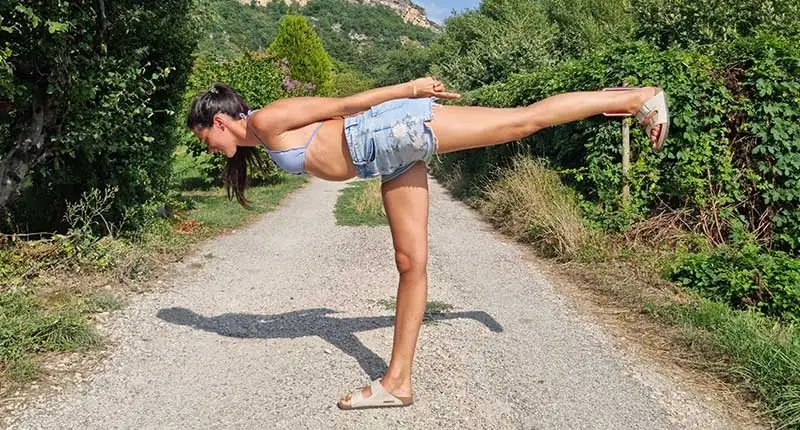 guerrier 3 ou virabhadrasana III dans la nature